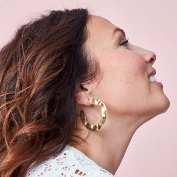 :: Stella & Dot Reversible Silver/Gold Wave Hoops - Picture 4 of 7